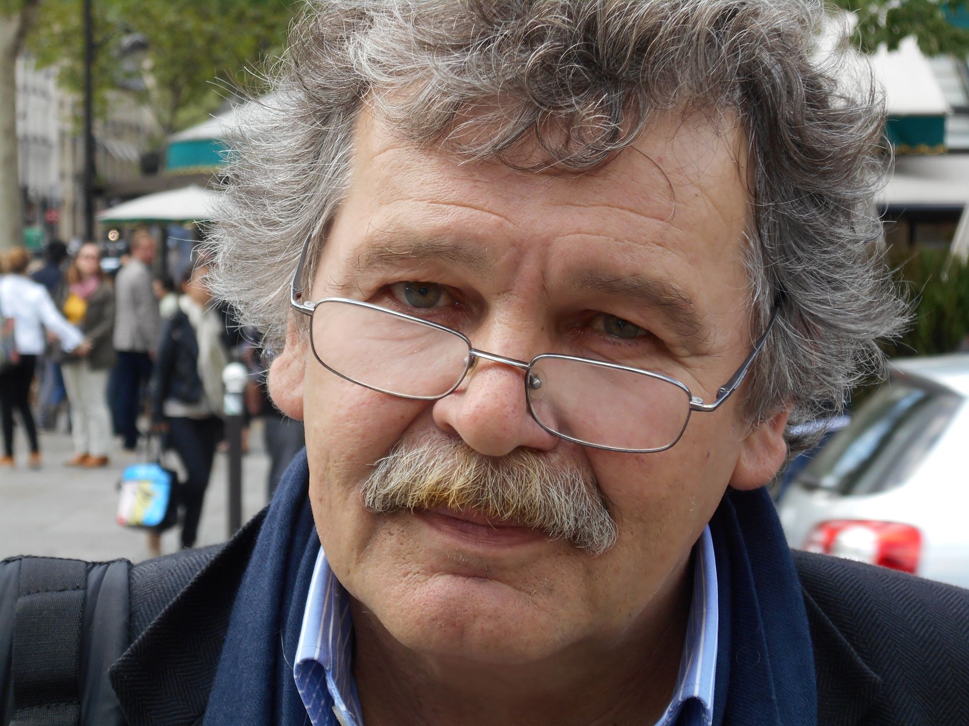 Hans Woller vor dem Restaurant "Les deux magots" in Saint- Germain-de-Prés  . (Foto: Journal21)