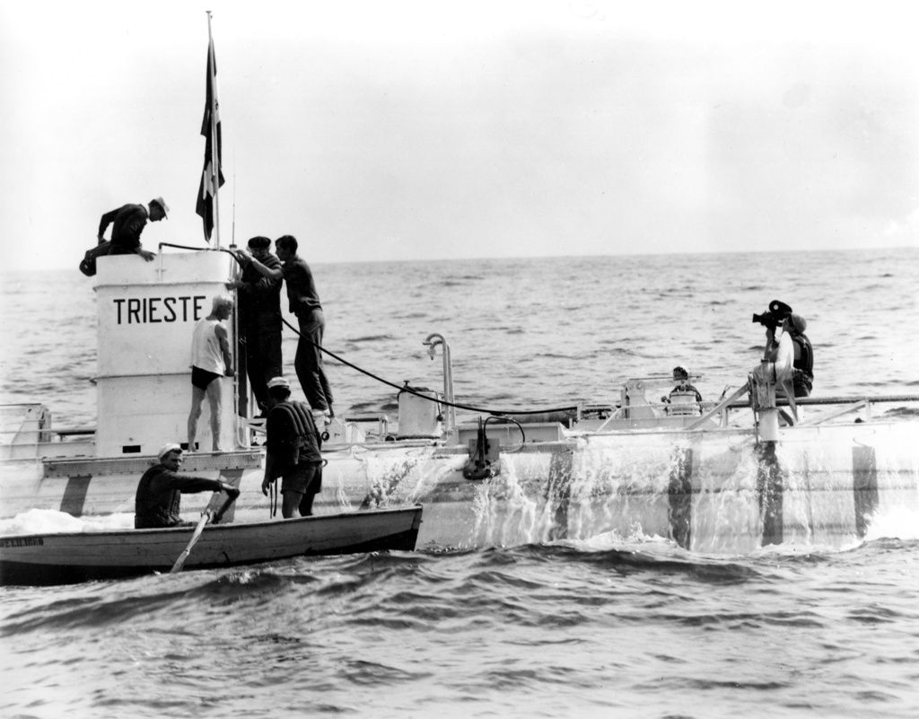 Vor 60 Jahren, am 23. Januar 1960, tauchte der Schweizer Tiefseeforscher Jacques Piccard mit seinem Unterseeboot „Trieste“ zusammen mit dem amerikanischen Marineleutnant Don Walsh auf den Grund des Challengertiefs im Marianengraben. Sie erreichten eine Tiefe von 10’916 Metern, es herrschte ein Wasserdruck von circa 1100 bar. Mit diesem Tauchgang stellten sie einen Rekord auf, der bis heute nicht überboten wurde. 

Das Bild entstand am 30. September 1953 im Thyrrhenischen Meer rund 50 km südwestlich von Terracina. Gerade hatte das Tauchboot einen Tauchgang mit einer Tiefe von 3150 Metern absolviert. Die beiden Piccards sind dabei, das Tauchboot mit einem Ruderboot zu verlassen. Dabei unterstützt Jacques Piccard seinen Vater, den berühmten Physiker, Stratosphärenforscher und Ballonfahrer Auguste Piccard, der 1932 mit seinem Ballon eine Höhe von mehr als 16’000 Metern erreichte und damit einen Höhenrekord aufstellte. Foto: Keystone/AP Photo)