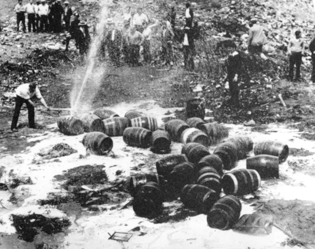 Vor 100 Jahren betraten die USA qua Gesetz einen wichtigen Pfad der Tugend: Alkohol wurde kategorisch verboten. Das war ein grosser Erfolg der Abstinenzlerbewegungen, die sowohl religiöse wie soziale Ursprünge haben. Ganz wohl war vielen Amerikanern allerdings nicht bei dieser Angelegenheit. Deswegen einigte man sich darauf, dieses Gesetz als „The Noble Experiment“, also als „ehrenhaftes Experiment“ zu bezeichnen. Das eigentliche Gesetzgebungsverfahren hat mehrere Jahre in Anspruch genommen und mündete in der Zustimmung von 36 Staaten. Das Gesetz wurde am 16. Januar 1919 ratifiziert und trat am 16. Januar 2020 in Kraft.

Zwar wurden, wie hier auf dem undatierten Bild, spektakulär grosse Mengen von Alkohol vernichtet, aber es wurde mindestens ebensoviel Alkohol illegal hergestellt. Es entstand ein gigantischer Schwarzmarkt, der der Kriminalität einen idealen Nährboden bot. Die Mafia hätte sich ohne die Prohibition nicht derartig prächtig entwickeln können, wie sie es bis 1933, als das Gesetz wieder abgeschafft wurde, tat. (Foto: Keystone/AP)
