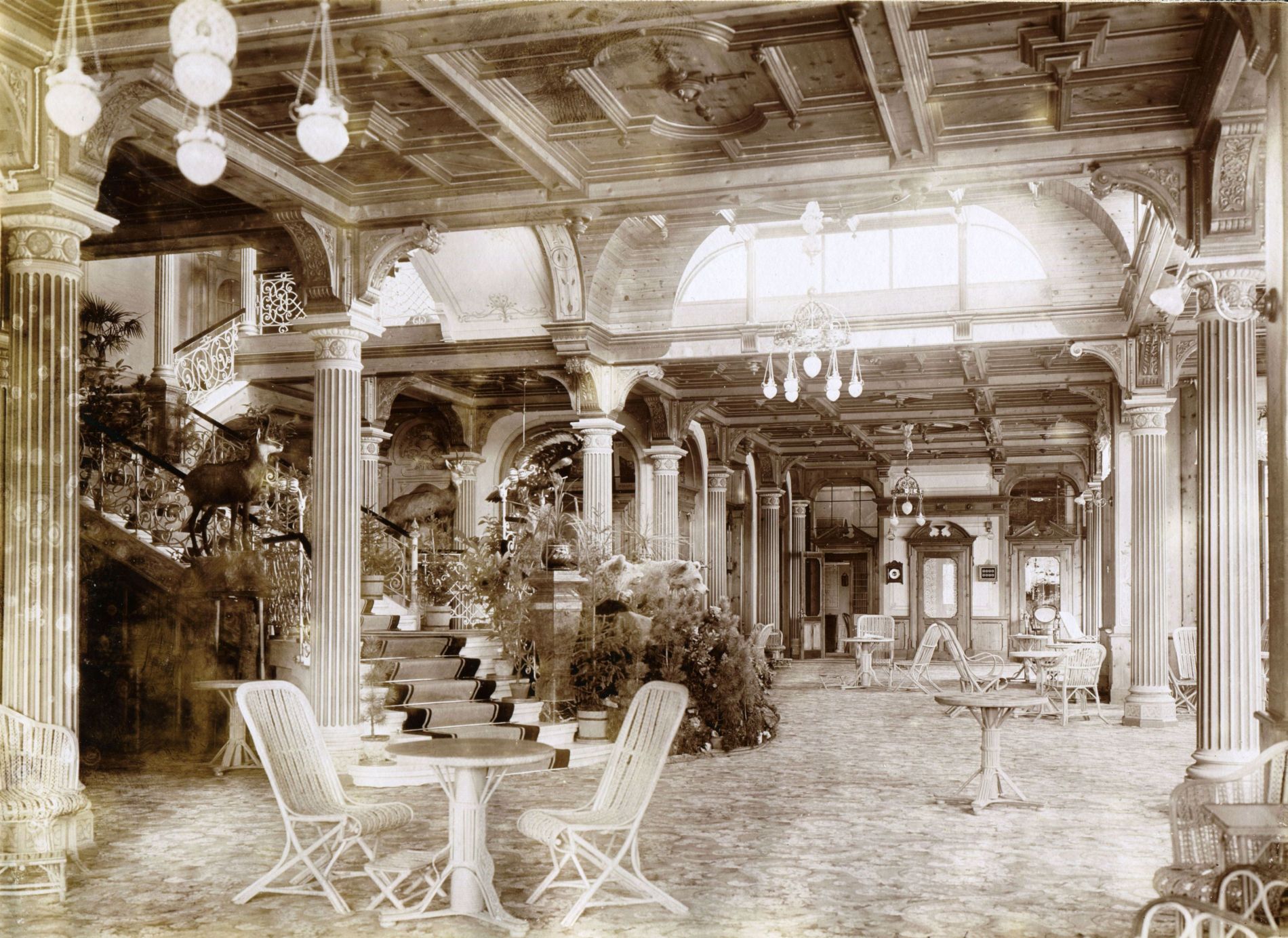 Vestibul, in der Mitte die Bären (Sammlung: J. Ziegelmann)