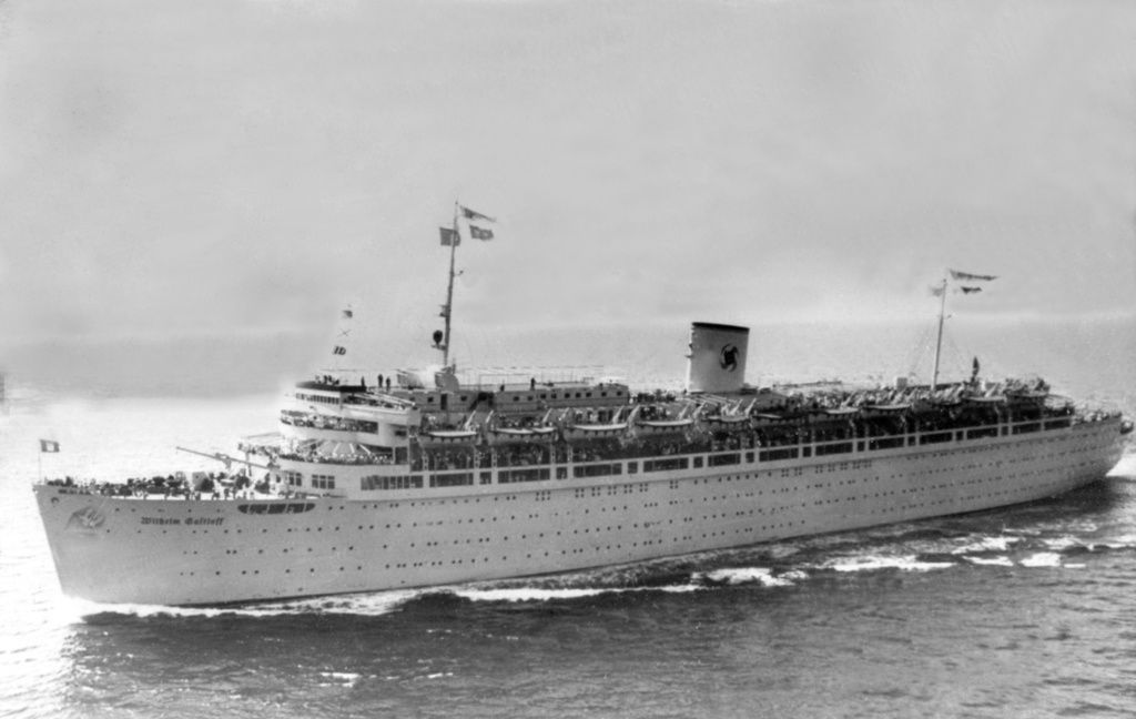 Die Wilhelm Gustloff war ein Kreuzfahrtschiff, das 1937 für die nationalsozialistische Organisation "Kraft durch Freude" in Dienst gestellt wurde. Das Schiff war für 417 Besatzungsmitglieder und 1.463 Passagiere eingerichtet. Zusätzlich konnte es auch als Lazarettschiff genutzt werden. Heute verbindet sich mit dem Namen dieses Schiffes die verlustreichste Schiffskatastrophe der Menschheitsgeschichte.

Denn am 30. Januar 1945 wurde sie dazu genutzt, mehreren Tausend Menschen von Gotenhafen in Pommern aus die Flucht vor den anrückenden russischen Verbänden zu ermöglichen. Ganz genau weiss man bis heute nicht, wie viele Flüchtende sich beim Auslaufen an Bord befanden, denn zuletzt war es gar nicht mehr möglich, alle, die an Bord drängten, zu registrieren. Man schätzt, dass es etwa 10´300 Menschen gewesen sein können.

Das Schiff legte gegen 13:10 Uhr in Gotenhafen ab. Auf der Höhe von Stolpmünde wurde die Wilhelm Gustloff gegen 21 Uhr von dem sowjetischen U-Boot S-13 gesichtet. Um 21:16 Uhr ließ dessen Kommandant, Alexander Iwanowitsch Marinesko, aus etwa 700 Metern Entfernung vier Torpedos abschießen. Drei trafen die Wilhelm Gustloff am Bug, unter dem E-Deck und im Maschinenraum. Nach etwas mehr als einer Stunde, gegen 22:15 Uhr, sank das Schiff etwa 23 Seemeilen von der pommerschen Küste entfernt. 

Es konnten keine Notrufe abgesetzt werden, weil die Funkanlagen nicht funktionierten. Dennoch gelang es den Besatzungen einiger herbeieilender Schiffe,  1´252 Menschen zu retten. Im Jahr 2002 thematisierte Gunter Grass diese Katastrophe in seinem Roman "Im Krebsgang".

Das Bild ist undatiert. (Foto: Keystone/EPA Photo DPA/-/rh/sb/mr)