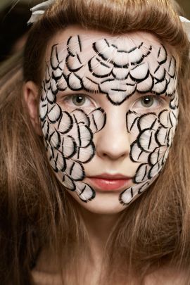 Federn-„Make-up“, La Dame Bleue, 2007, S. 249 im besprochenen Band © Robert Fairer / courtesy Schirmer/Mosel
