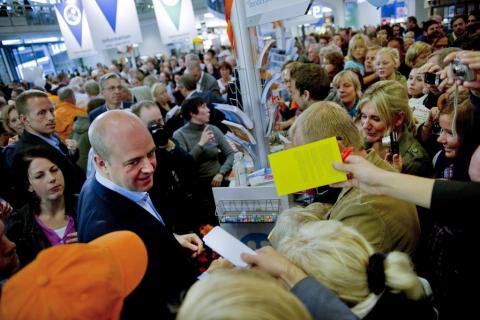 Ministerpräsident Fredrik Reinfeldt und seine Mitte-rechts-Regierung hat die Mehrheit im Parlament gewonnen. Erstmals ziehen die rechtspopulistischen &quot;Schweden Demokraten&quot; ins Parlament ein. (Foto: Keystone/EPA/Adam Ihse)