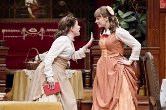 Anna (l.) und Nellie Thalbach in "Der Raub der Sabinerinnen".