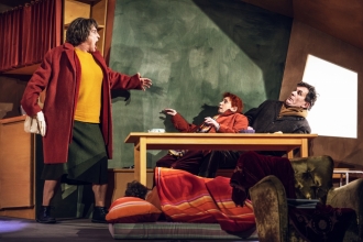 Mama (Pierre Besson) hat genug. (re.: Katharina Thalbach, Markus Völlenklee)
