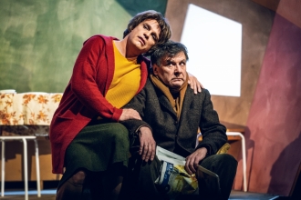 Mama (Pierre Besson) mit Papa (Markus Völlenklee).