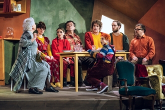 Die Nachbarin, Frau Duperie (ganz links: Johanna Schall) hat etwas zu erzählen. (von li.: Johanna Schall, Nellie Thalbach, Anna Thalbach, Markus Völlenklee, Pierre Besson, Raphael Dwinger, Marek Helsner; vorn: Katharina Thalbach)