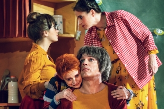 Drei „Hasen“- Kinder und Mama. (vorne: Katharina Thalbach und Pierre Besson, hinten: Nellie Thalbach, Anna Thalbach)