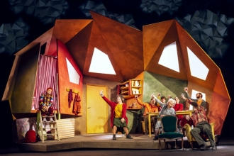 Fest bei Hases. (Katharina Thalbach, Pierre Besson, Marek Helsner, Nellie Thalbach, Anna Thalbach, Raphael Dwinger, vorne: Johanna Schall, Markus Völlenklee)