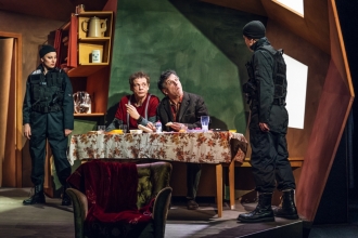 Unangenehmer Besuch. (Alexandra Broneske, Philippe Besson, Markus Völlenklee, Florian Rast)
