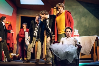 Aufregung bei Hases. (von li.: Markus Völlenklee, Nellie Thalbach, Philippe Besson, Raphael Dwinger, Pierre Besson, Anna Thalbach)