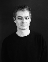 Pierre Alféri ist ein französischer Autor, Dichter und Essayist. Er zählt zu den innovativsten Stimmen aus Frankreich. Außerdem ist er für seine Experimentalfilme, Theaterstudien, Visuelle Poesie, Tonstücke, Bilderbücher und Poster bekannt (siehe alferi.fr). Seine künstlerische Vielseitigkeit war in zahlreichen Ausstellungen, Film Shows und Performances im In- und Ausland zu sehen. Seit 2007 unterrichtet Pierre Alféri auch Literatur an der École des Beaux-Arts in Paris.

Pierre Alféri is a French writer, poet and essayist. He is amongst the most innovative voices in France. Alféri is also well known for his experimental films and theatre studies, visual poetry and tone pieces as well as for his picture books and posters (see alferi.fr). The artist’s versatility is revealed in numerous exhibitions, film shows and performances of his works both at home and abroad. Since 2007, Pierre Alféri has taught literature at the École des Beaux-Arts in Paris.