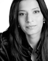 Priya Basil, geboren 1977, ist eine britische Schriftstellerin. Sie wuchs in Kenia auf, studierte in Großbritannien und und lebt heute in Deutschland. Sie schreibt u.a. für Lettre International, Frankfurter Allgemeine Zeitung, Neue Zürcher Zeitung, Die Zeit, Tagesspiegel, TAZ and The Guardian. Priya Basil ist eine der Initiatorinnen des Aufrufs „Die Demokratie verteidigen im digitalen Zeitalter“, eine weltweite Aktion gegen Bespitzelung und Massenüberwachung, und Mitbegründerin von Authors for Peace.
Zuletzt auf Deutsch: Priya Basil und Chika Unigwe: Erzählte Wirklichkeiten: Tübinger Poetikdozentur 2014. Swiridoff, Künzelsau 2015


Priya Basil, born 1977, is a British writer. She grew up in Kenya, studied in the UK and now lives in Germany. She has published two novels, Ishq & Mushq and The Obscure Logic of the Heart, a novella, Strangers on the 16:02. Her essays and articles have appeared in various publications including, Lettre International, Frankfurter Allgemeine Zeitung, Neue Zürcher Zeitung, Die Zeit, Tagesspiegel, TAZ and The Guardian. Priya co-founded Authors for Peace in 2010 and has since been politically engaged in various ways, including co-authoring and initiating the Writers Against Mass Surveillance appeal in December 2013. 
