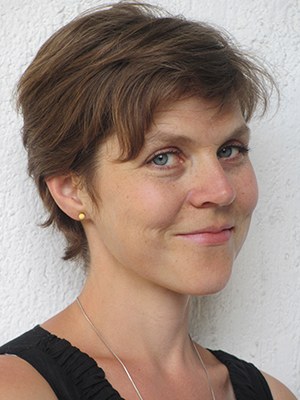 Nadia Bozak ist eine kanadische Schriftstellerin. Sie lehrt Creative Writing an der Carleton University und arbeitet an einer Romantrilogie über Grenzen und Grenzerfahrungen. Auf Deutsch erschienen: El Niño, 2020.
“El Niño ist ein flammender Roman über Verzweiflung und Mut, Überleben und Tod, Grenzen und Barrieren aller Art und was es braucht, um sie zu durchbrechen.”
Lisa Moore, Autorin von Caught

