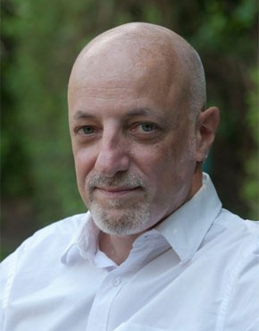 Rafael Cardoso, geb.  1964,  ist ein brasilianischer Schriftsteller und Kunsthistoriker. Er unterrichtete an Universitäten in Brasilien und Deutschland, u.a. an der Universidade do Estado do Rio de Janeiro, der Universität Hamburg und der Freien Universität Berlin. Er schrieb zahlreiche Bücher über die Geschichte Brasiliens und ist auch als Ausstellungskurator tätig. Seine Romane sind ins Deutsche übersetzt.

Zuletzt auf Deutsch: Das Vermächtnis der Seidenraupen. Geschichte einer Familie, Fischer Verlag 2016

Rafael Cardoso, born 1964, is a Brasilian writer and art historian. His works of fiction include O Remanescente (2016), Entre as Mulheres (2007), Controle Remoto (2002) and A Maneira Negra (2000), all published in Brazil. He is the author of numerous books on the history of Brazilian art and design and is also active as an independent curator. He has taught at universities in Brazil and Germany, including Universidade do Estado do Rio de Janeiro, Hamburg Universität and Freie Universität Berlin.
