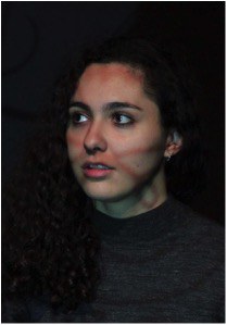 Léa Cassagnau was born in 1996. She is studying for a master's degree in comparative literary studies at University Paris 3 – Sorbonne Nouvelle. 

Léa Cassagnau est née en 1996. Elle est étudiante en master de littérature comparée à l'Université Paris 3 – Sorbonne Nouvelle. 

Léa Cassagnau, geboren 1996, studiert komperative Literaturwissenschaft an der  University Paris 3 – Sorbonne Nouvelle. 
