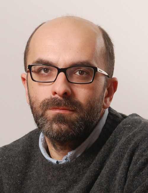 Ivica Đikić, geb. 1976, ist ein kroatischer Schriftsteller und Journalist für Tages- und Wochenzeitungen. Sein Debütroman Circus Columbia wurde verfilmt. Đikić schreibt das Drehbuch der Netflix-Serie The Paper.

»Der Autor lässt en passant über Wahrheits- und moralische Fragen diskutieren und Drohungen und Kugeln durch den Raum schwirren.«
NEUE ZÜRCHER ZEITUNG