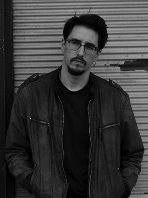 Marko Dinić wurde 1988 in Wien geboren und verbrachte seine Kindheit und Jugend in Belgrad. Er studierte in Salzburg Germanistik und Jüdische Kulturgeschichte. Die guten Tage ist sein erster Roman.