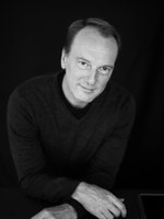 Marc Elsberg, geb. 1967, ist ein österreichischer Schriftsteller. Er war Strategieberater und Kreativdirektor für Werbung sowie Kolumnist der österreichischen Tageszeitung »Der Standard«. Mit seinen internationalen Bestsellern BLACKOUT, ZERO und HELIX etablierte er sich auch als Meister des Science-Thrillers.

»Dieser Roman ist ein Appell an die Zivilgesellschaft, die Folgen der digitalen Revolution zu diskutieren, bevor sie uns überrollt hat.«
Handelsblatt über ZERO



Marc Elsberg, b. 1967, is an Austrian writer. He was a strategy consultant and creative director in advertising as well as a columnist for the Austrian daily newspaper Der Standard. He also established a reputation as a master of scientific thrillers with his international bestsellers BLACKOUT, ZERO and HELIX.

»This novel is an appeal to civil society to discuss the consequences of the digital revolution before they have overrun us.«
Handelsblatt review of ZERO