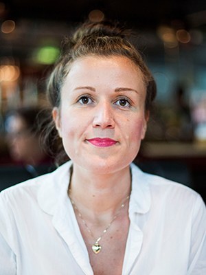 Daniela Emminger, geboren 1975, ist eine österreichische Schriftstellerin. Sie war Werbetexterin in Hamburg und Berlin und Redakteurin in Litauen und Lettland. Für ihren jüngsten Roman lebte sie in der kirgisischen Steppe. Zuletzt erschienen: Kafka mit Flügeln, 2018.
„Daniela Emminger ist der originellsten Stimmen der neueren österreichischen Literatur, wandelbar, grotesk, sprachverrückt.“
Sebastian Fasthuber, Die Tageszeitung
