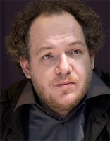 Mathias Énard, geb. 1972, ist ein französischer Schriftsteller und Übersetzer. Er studierte Kunstgeschichte und orientalische Sprachen und lebt, nach längeren Aufenthalten im Nahen Osten, heute in Barcelona, wo er Arabisch lehrt. Für Zone erhielt er in Frankreich 2008 den Prix Décembre und 2009 den Prix du Livre Inter, sowie in Deutschland den deutsch-französischen Candide Preis 2008. 2015 wurde er mit für den Roman Boussole mit dem Prix Goncourt ausgezeichnet. Der Roman thematisiert die gegenseitige kulturelle Befruchtung von Orient und Okzident.

Mathias Énard, b. 1972, is a French writer and translator. He studied art history and oriental languages, and after longer periods living in the Middle East, he is now based in Barcelona where he teaches Arabic. In 2008 he was awarded the Prix Décembre in France for his work Zone and the Inter Book Prize in 2009; in Germany, he received the German-French Prix Candide 2008. In 2015 he won the Prix Goncourt for his novel Boussole which focuses on reciprocal cultural enrichment of West and East.