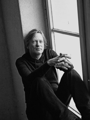Michel Faber, geb. 1960, ist ein niederländisch englischsprachiger Schriftstellerin. Er wuchs in Australien auf und lebt heute in England. Er ist Autor von weltweit erfolgreichen Romanen, u.a. Die Weltenwanderin (verfilmt als Under the Skin mit Scarlett Johansson in der Hauptrolle). Zuletzt auf Deutsch erschienen: Das Buch der seltsamen neuen Dinge, 2018.
„Das ist er, der eine Roman, auf den Sie gewartet haben.“
Frankfurter Allgemeine Zeitung

Michel Faber, b. 1960, is a Dutch English-speaking writer. He grew up in Australia and now lives in England. He is the author of internationally bestselling novels including Die Weltenwanderin (the film version Under the Skin starring Scarlett Johansson). His latest book in German: Das Buch der seltsamen neuen Dinge, 2018.
“Here it is; the one novel that you’ve been waiting for.”
Frankfurter Allgemeine Zeitung