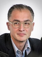 Aris Fioretos , geboren 1960 in Göteborg,  ist ein schwedischer Schriftsteller und Übersetzer österreichisch-griechischer Herkunft. Seit 1997 lebt er als freier Schriftsteller in Stockholm und Berlin. Er schreibt regelmäßig im Feuilleton der größten schwedischen Tageszeitung Dagens Nyheter und hat eine Reihe von Auszeichnungen erhalten. Seine Bücher sind in viele Sprachen übersetzt. Er übertrug u. a. Paul Auster, Vladimir Nabokov und Jan Wagner ins Schwedische.

Aris Fioretos, born in Gothenburg in 1960, is a Swedish writer and translator of Austro-Greek origin. Since 1997 he lives as a freelance writer in Stockholm and Berlin. He regularly writes in the features section of Sweden's largest daily Dagens Nyheter and has received a number of awards. His books are translated into many languages. He translated among others Paul Auster, Vladimir Nabokov and Jan Wagner into Swedish.
