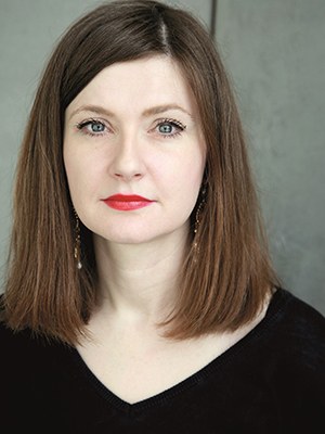 Olga Grjasnowa, geboren 1984  in Baku, Aserbaidschan, ist eine deutsche Schriftstellerin. Sie wuchs im Kaukasus, längere Aufenthalte in Polen, Russland, Israel und der Türkei auf. Sie studierte Tanzwissenschaften in Berlin, wo sie heute lebt. Zuletzt erschienen: Der verlorene Sohn , 2020
„Olga Grjasnowa hat DEN Roman der Zeit geschrieben, kenntnisreich, überraschend leichtfüßig und spannend. « 
RBB Inforadio 
