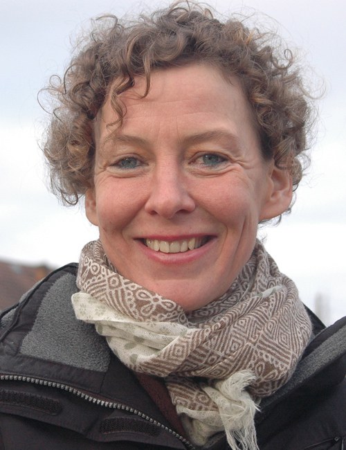 Katharina Hacker, geb. 1967, ist eine deutsche Schriftstellerin und Übersetzerin aus dem Hebräischen. Ihr Roman Die Habenichtse wurde 2006 mit dem Deutschen Buchpreis ausgezeichnet und 2016 unter der Regie von Florian Hoffmeister verfilmt.
»Hackers Themen sind philosophischer, religiöser und politischer Natur, doch die leichte, unaufdringliche Poesie ihres Erzählens durchtränkt alles Schwere.«
CARSTEN HUECK, SÜDDEUTSCHE ZEITUNG