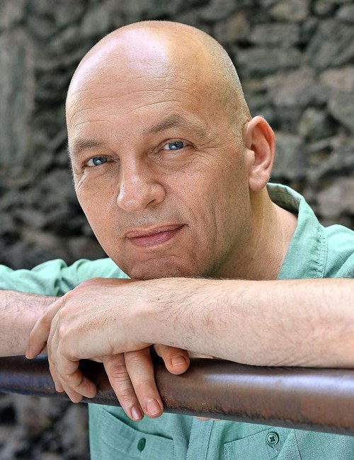 Tim Krohn, geb. 1965, ist ein in der Schweiz lebender deutscher Schriftsteller. Er schreibt Prosa, Dramen und Hörspiele. 2015 startete Tim Krohn das Crowdfunding-Projekt Menschliche Regungen.

»Tim Krohn ist ein Autor, den man kennt als heiteren und auch witzigen Unterhalter, als Erzähler leuchtender, schwebender Geschichten von Liebe und der ihr bisweilen innewohnenden Leichtfertigkeit.«
GABRIELE VON ARNIM / TAGES-ANZEIGER, ZÜRICH