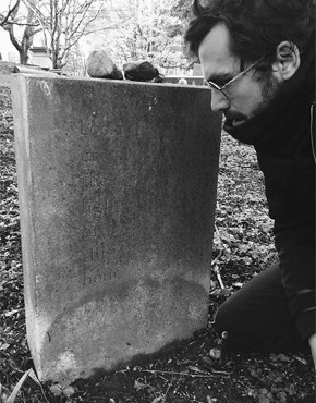 Efe Murad studied philosophy at Princeton and is working towards his Ph.D. in Ottoman History and Arabic Philosophy and Theology at Harvard. He has published five books of poetry and five books of translations from the Iranian poets M. Azad and Fereydoon-e Moshiri and from the American poets C.K. Williams, Susan Howe and Lyn Hejinian in Turkish. Together with Sidney Wade, he prepared a selection from the œuvre of Turkish poet Melih Cevdet Anday (Talisman Press, 2017). His poems, writings and translations in English have appeared in a wide range of journals such as Guernica, Jacket, Five Points, and The American Reader, and exhibitions including the 13th Istanbul Biennial.  He is currently working on the complete Turkish translation of Ezra Pound’s Cantos. He published Matter-Poetry Manifesto together with Cem Kurtuluş in 2004 and his new work combines paleography, Islamic manuscript tradition, sound recordings and avant-garde poetry.

Efe Murad studierte Philosophie an der Princeton University und arbeitet zurzeit an seiner Doktorarbeit über osmanische Geschichte und arabische Philosophie und Theologie an der Harvard Universität. Er publizierte 5 Poesiebücher und 5 Übersetzungen der iranischen Dichter M. Azad und Fereydoon-e Moshiri, und der amerikanischen Dichter_Innen C.K. Williams, Susan Howe, und Lyn Hejinian auf Türkisch. Gemeinsam mit Sidney Howe erstellte er eine Auswahl vom Oeuvre des türkischen Dichters Melih Cevdet Anday (Talisman Press, 2017). Seine englischen Gedichte, Texte, und Übersetzungen erschienen in zahlreichen Journals, wie Guernica, Jacket, Five Points, und The American Reader und in Ausstellungen inklusiv der 13th Istanbul Biennale. Er arbeitet gerade an der kompletten türkischen Übersetzung der Ezra Pounds Cantos. 2004 publizierte er das Objektpoesie-Manifest gemeinsam mit Cem Kurtuluş und sein neues Werk kombiniert Paläographie, Islamische Manuskript-Tradition, Tonaufnahmen und Avantgarde-Poesie. 
