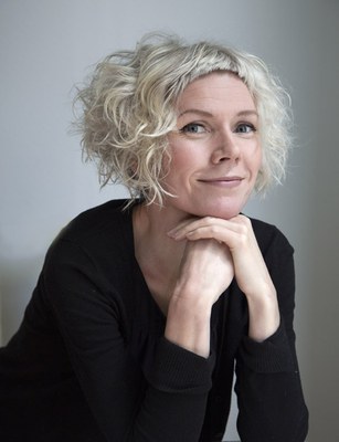 geb. 1969, ist eine norwegische Autorin und gilt als Meisterin des Minimalismus. Sie hat eine große Leserschaft und wurde mit vielen Literaturpreisen ausgezeichnet. Ihr Roman Liebe wurde bislang in elf Sprachen übersetzt.
„Hanne Ørstavik besitzt eine fast schon unheimliche Begabung dafür, Worte für Gedanken- und Gefühlsfetzen zu finden - sie ist die interessanteste Autorin Norwegens.“ 
Dagens Næringsli
