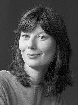 Anna Ospelt, geb. 1987, ist eine Lichtensteiner Schriftstellerin. Sie studierte Soziologie und Medienwissenschaften in Basel. Sie lebt in Vaduz: zuletzt erschienen: Wurzelstudien, 2020.
"Anna Ospelts literarischer Erstling "Wurzelstudien" ist eines der eigenwilligsten Bücher der letzten Zeit: poetisch flirrend zwischen Prosa, Essay, Lyrik sowie Text und Fotografie."
Republik 
"Anna Ospelt hat mit ‘Wurzelstudien’ ein feinnerviges Prosadebüt vorgelegt. Es verknüpft Biologie und Sprache virtuos. Radikal poetisch."
Eva Bachmann, Saiten

