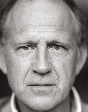 Tim Parks, geb. 1954, ist ein britischer Schriftsteller und Übersetzer. Er ist Dozent an der Università IULM in Mailand und lehrt dort literarische Übersetzung. In vielen seiner Romane und erzählenden Sachbücher hat er das Leben in Italien thematisiert. Zu seinen zahlreichen Übersetzungen aus dem Italienischen gehören Werke von Moravia, Tabucchi, Calvino und Calasso. Parks gilt als gebildeter Kenner der europäischen Geistesgeschichte. Er gewann zahlreiche Literaturpreise, u.a. den Sommerset-Maugham-Award.

Tim Parks, b. 1954, is a British writer and translator. He is a lecturer at the IULM University of Milan where he teaches literary translation. In many of his novels and narrative works of non-fiction he has focused on life in Italy. Among his numerous translations from Italian are works by Moravia, Tabucchi, Calvino and Calasso. Parks is regarded as an expert on European intellectual history. He has won numerous literary prizes including the Somerset Maugham Award.