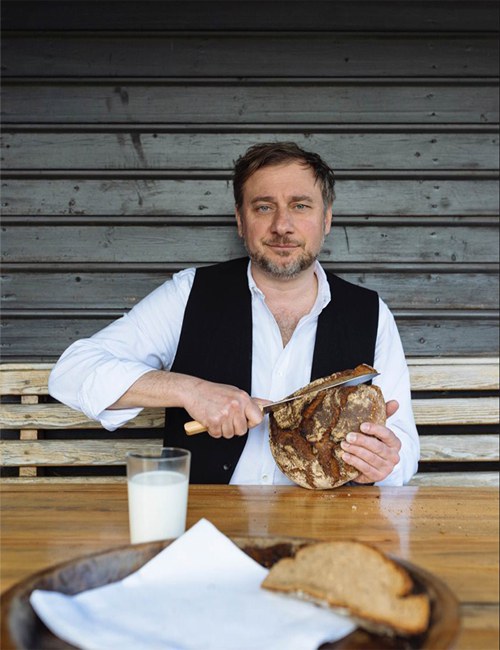 geb. 1969, ist ein deutscher Foodstylist, Journalist und Autor. Er arbeitete als Koch in führenden Restaurants, war Fernsehkoch und schrieb mit Tim Mälzer Kochbücher. Unter dem Pseudonym Herr Paulsen betreibt Stevan Paul das Foodblog NutriCulinary.com. Stevan Paul schreibt Romane und Erzählungen über die Kulinarik.
„Stevan Paul gelingt es, für das Wunderwerk Restaurantküche ein atemberaubendes Erzähltempo und eine mitreißende Sprache zu finden. Seine Erzählungen vom Kochen haben genau das, was auch große Küchen-Kunst ausmacht: Inspiration, Leidenschaft und Präzision.“ 
Holger Hettinger, Deutschlandradio Kultur
