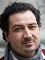 Alexander Peer geb.  1971 in Salzburg, Studien in Germanistik, Philosophie und Publizistik. Peer lebt heute als freier Autor & Journalist in Wien. www.peerfact.at
Bücher u.a.: „Schreibende Nomaden entdecken Europa“, Limbus 2019. Zahlreiche Essays und Beiträge über Literatur, Philosophie und Architektur. Er erhielt einige Preise und Stipendien.

Alexander Peer b.  1971 in Salzburg, studied German language and literature, philosophy and journalism. Peer now lives in Vienna as a freelance writer and journalist. www.peerfact. at
Books include: “Schreibende Nomaden entdecken Europa”, Limbus 2019. Numerous essays and articles on literature, philosophy and architecture. 