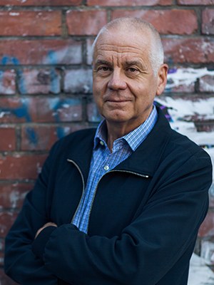 Matthias Politycki, geboren  1955, ist ein deutscher Schriftsteller. Er gilt als Weltreisender unter den deutschen Autoren. Er läuft Marathons und ist ständig unterwegs. Bekannt wurde er u.a. mit seiner Kreuzfahrtsatire In 180 Tagen um die Welt. Zuletzt erschienen: Das kann uns keiner nehmen, 2020.
"Matthias Politycki ist der Abenteurer der deutschen Gegenwartsliteratur. Es ist gut, dass wir in der Gegenwartsliteratur auch einen literarischen Draufgänger haben, der sich mit halben Sachen nicht abgibt."
