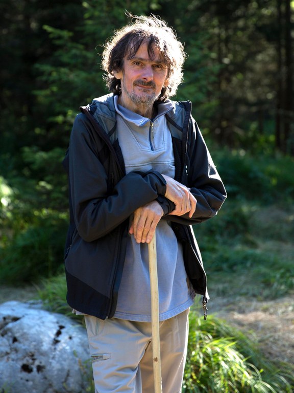 Edo Popović, geboren 1957, ist ein kroatischer Schriftsteller. Er war Mitbegründer einer der einflussreichsten Underground-Literaturzeitschriften des ehemaligen Jugoslawiens. 1991 bis 1995 arbeitete er als Kriegsberichterstatter. Sein Roman Mitternachtsboogie avancierte zum Kultbuch seiner Generation. Zuletzt auf Deutsch erschienen: Anleitung zum Gehen, 2015. „Edo Popović setzt sich in seinem Buch ‚Anleitung zum Gehen‘ mit der Welt, in der er lebt, auseinander. Sein Buch ist eine kritische Betrachtung über Zeit, Mensch und Natur.“ Ralph Gerstenberg, Deutschlandfunk
