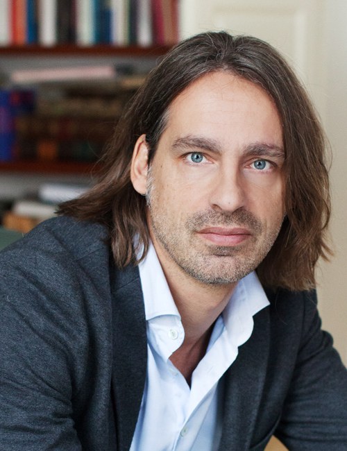 Richard David Precht, geb. 1964, ist ein deutscher Philosoph und Publizist. Er ist Honorarprofessor für Philosophie an der Leuphana Universität Lüneburg und an der Hochschule für Musik Hanns Eisler in Berlin. Alle seine Bücher waren große Bestseller und wurden in mehr als vierzig Sprachen übersetzt. Seit 2012 moderiert er die Philosophiesendung Precht im ZDF.

»Precht spricht wie ein Buch, wie sein Buch - anekdotenreich, anschaulich, präzise, viele Fächer streifend, anregend.«
DER SPIEGEL