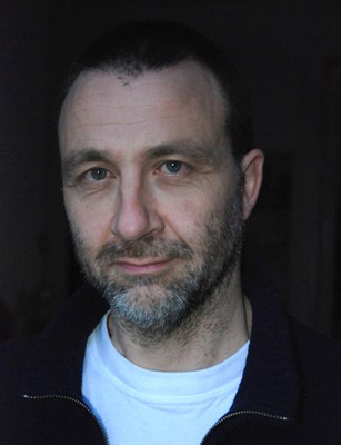 André Schreuders, geb. 1967, ist ein niederländischer Regisseur, Drehbuchautor, Kameramann und Herausgeber. Seine Firma AS Film produziert Low-Budget-Filme. Er arbeitet an einem Buch über Daniil Charms.

»André Schreuders ist Philosoph und Filmemacher der fortschreitend seine eigene Filmsprache zwischen Philosophie, Poesie, Fiktion und Dokumentation schafft.«
INSTITUTE OF DOCUMENTARY FILM PRAG