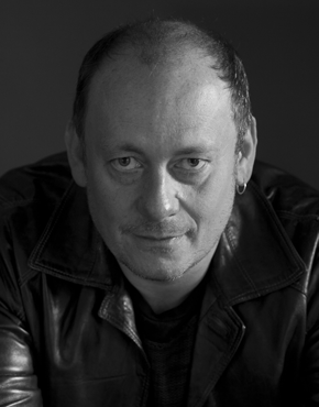 Richard Schuberth, Jahrgang 1968, schreibt Essays, Satiren, Theaterstücke, Drehbücher, Songs und wissenschaftliche Texte. Darüber hinaus ist er Cartoonist, war Intendant des Musikfestivals Balkan Fever und als Schauspieler und DJ tätig. 2014 erschien Das neue Wörterbuch des Teufels. Chronik einer fröhlichen Verschwörung ist sein erster Roman.

Richard Schuberth, bon 1968, writes essays, satires, plays, screenplays, songs and academic papers. He is also a cartoonist, was artistic director of the music festival Balkan Fever, has had appearances as DJ and actor. Chronik einer fröhlichen Verschwörung is his first novel.

Teilnehmer der Europäischen Literaturtage 2015.
Participant of the European Literature Days 2015.
