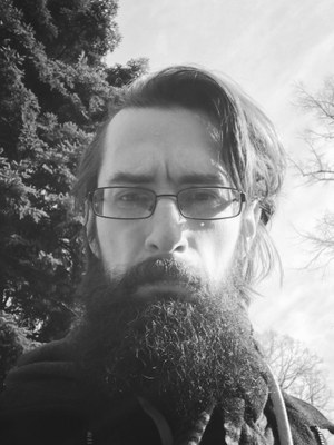 Clemens Setz, geb. 1982, ist eine österreichischer Schriftsteller. Sein Werk wurde u.a. mit dem Preis der Leipziger Buchmesse und dem Wilhelm-Raabe-Literaturpreis ausgezeichnet. Zuletzt erschienen: Der Trost runder Dinge, 2019.
„Kaum einem Schriftsteller gelingen so fantastische Verschaltungen von Organischem und Mechanischem, Belebtem und Unbelebten.“
Jutta Person, Süddeutsche Zeitung

 

Clemens Setz, b. 1982, is an Austrian writer. His work has won accolades including the Leipzig Book Fair Prize and the Wilhelm Raabe Literature Prize. Latest publication: Der Trost runder Dinge, 2019.
“Hardly any other writer succeeds with such fantastic interconnections of the organic and mechanical, the animate and inanimate.”
Jutta Person, Süddeutsche Zeitung

 