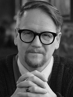 Sjón, geboren 1963, ist ein isländischer Autor und Künstler. Er wurde durch seine Liedtexte für Björk, insbesondere für Lars von Triers Film Dancer in the Dark, bekannt. Er war Mitglied der Surrealisten-Punk-Dada-Performance-Lyrikgruppe Medusa an. Sjon lebte einige Jahre in England und den Niederlanden und kehrte dann nach Reykjavik zurück. Für seinen Roman "Schattenfuchs" erhielt er den Literaturpreis des Nordischen Rates. Zuletzt auf Deutsch erschienen: CoDex 1962, 2020
„Niemand verbindet Herz und Verstand poetischer als SJÓN.“
BJÖRK
