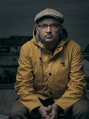 Filip Springer, geboren 1982, ist ein polnischer Autor und Fotograf. Er arbeitet für verschiedene polnische Magazine. Sein Debut Kupferberg war auf der Shortlist für den Ryszard-Kapuściński-Preis für literarische Reportage. Auf Deutsch erschienen: Kupferberg, 2020.
„Filip Springer hat Kupferberg/Miedzianka mit den Mitteln der Reportage ausgegraben. Er lässt das im 13. Jahrhundert gegründete Städtchen in großer Intensität wieder erstehen. Entstanden ist so die genaue, lakonische Geschichte eines Verschwindens.“
Cord Aschenbrenner, Neue Zürcher Zeitung
