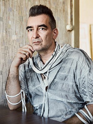 Michael Stavarič, geboren 1972 in Brno, Tschechien, ist ein österreichischer Schriftsteller. Er studierte Bohemistik und Publizistik und war als Lehrbeauftragter fürs Inline-Skating an der Sportuniversität Wien beschäftigt. Zuletzt erschienen: Fremdes Licht, 2020.
„Kälteschlaf, Fridtjof Nansen und die Weltausstellung in Chicago: Der österreichisch-tschechische Autor Michael Stavarič hat eine literarische Wundertüte erschaffen.“
Linda Stift, Die Presse
