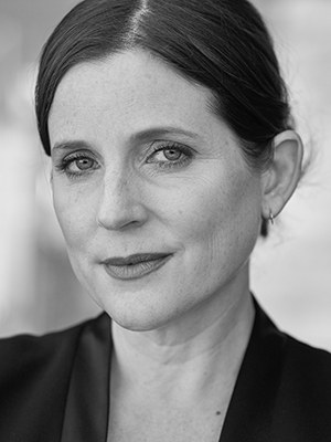 Ariadne von Schirach, geb. 1978, ist eine deutsche Autorin und Philosophin. Sie unterrichtet Philosophie und chinesisches Denken an der Berliner Universität der Künste, der Hochschule für Bildende Künste in Hamburg und der Donau-Universität Krems. Zuletzt erschienen: Die psychotische Gesellschaft. Wie wir Angst und Ohnmacht überwinden, 2019.
„‘Die psychotische Gesellschaft‘ von Ariadne von Schirach ist eine betörende kluge Analyse unserer ökonomisierten Gesellschaft und zugleich ein leidenschaftliches Plädoyer für einen anderen Umgang mit Natur, Menschen und Liebe.“
Kolibri Magazin
