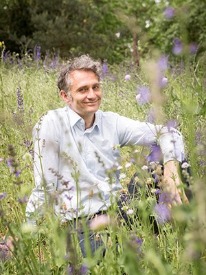 Andreas Weber, geb. 1967, ist ein deutscher Biologe, Biosemiotiker, Philosoph und Publizist. Er lehrt an der Universität der Künste Berlin, schreibt u. a. für GEO, National Geographic und DIE ZEIT. Zuletzt erschienen: Indigenialität, 2018.
„Webers Buch ist die überzeugende Gegenstimme zu einer Biologie, die Natur, nur scheinbar objektiv, dem allgegenwärtigen Effizienz-Denken unterwirft.“
Frank Kaspar, WDR 3
