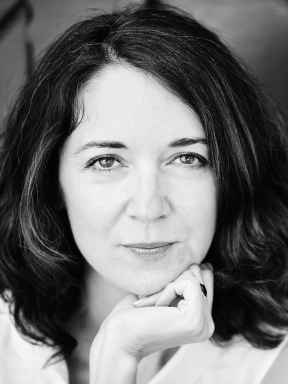 Iris Wolff, geb. 1977 in Siebenbürgen, ist eine deutsche Schriftstellerin. Sie war langjährige Mitarbeiterin des Deutschen Literaturarchivs Marbach. Zuletzt erschienen: So tun, als ob es regne, 2017.
„Dieser Roman ist eine ganz wunderbare Geschichte über das seltsam spannungsvolle Verhältnis zwischen Heimat und Freiheit, das vor allem Menschen gut kennen, die auf ihren persönlichen Landkarten weite Strecken zurücklegen.“
Paulus Hochgatterer, Laudation Literaturpreis Alpha 2018

Iris Wolff, b. 1977 in Transylvania, is a German writer. She worked for many years at the Deutsches Literaturarchiv Marbach. Her most recent book: So tun, als ob es regnet, 2017.
“This novel is a wonderful story about the curiously tense relationship between home and freedom, which is particularly familiar to those who travel far on their personal maps.”
Paulus Hochgatterer, laudatio speech for the Literaturpreis Alpha 2018