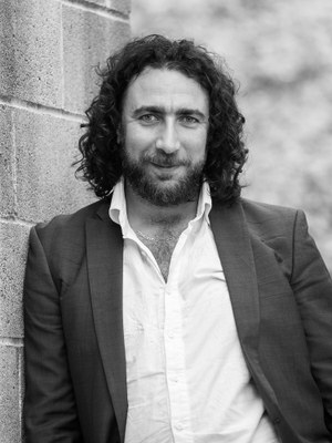 Ghayath Almadhoun,  geb. 1979, ist ein palästinensisch schwedischer Dichter und Filmemacher. Er studierte an der Universität Damaskus, wanderte 2008 nach Schweden aus. Seine Gedichte wurden in zahlreiche Sprachen übersetzt. Zuletzt auf Deutsche erschienen: Ein Raubtier namens Mittelmeer, 2018.
"Seine Gedichte sind getragen von Drastik, Absurdität und einer großen stilistischen Sensibilität. Sie führen die syrische Katastrophe vor Augen und verteidigen zugleich Menschsein und Individualität.“
Andreas Fanizadeh, Weltempfänger

Ghayath Almadhoun, b. 1979, is a Palestinian and Swedish poet and filmmaker. He studied at Damascus University and emigrated to Sweden in 2008. His poems have been translated into numerous languages. His most recent book in German: Ein Raubtier namens Mittelmeer, 2018.
“His poems are sustained by radicality, absurdity and great stylistic sensitivity. They visualize the Syrian disaster and at the same time defend humanity and individuality.”
Andreas Fanizadeh, Weltempfänger