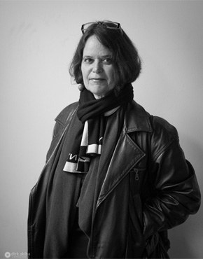Zsófia Bán, b. 1957, is a Hungarian writer, essayist and literary and art critic. Raised as the child of Jewish parents in Brazil, in 1969 the family returned to Hungary. She studied English and Romance Studies in Budapest, Lisbon, Minneapolis and New Brunswick. She has  worked in film studios, as an exhibition curator and now teaches American Studies in Budapest. A recipient of numerous awards.

Zsófia Bán, geb. 1957, ist eine ungarische Schriftstellerin, Essayistin und Literatur- und Kunstkritikerin. Sie wuchs als Kind jüdischer Eltern in Brasilien auf, 1969 kehrte die Familie nach Ungarn zurück. Sie studierte Anglistik und Romanistik in Budapest, Lissabon, Minneapolis und New Brunswick. Sie arbeitete in Filmstudios, war Ausstellungskuratorin und lehrt heute Amerikanistik in Budapest. Ihr Werk wurde vielfach ausgezeichnet.